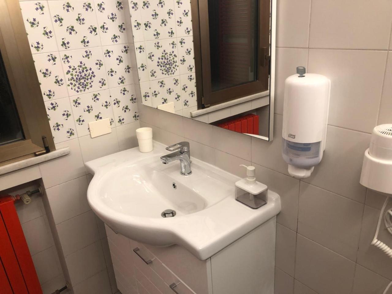 شقة 8- Tourist House Bologna - Light House - Self Check-In المظهر الخارجي الصورة